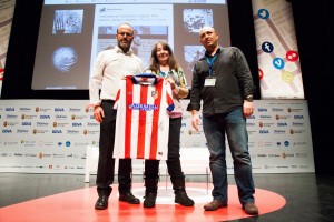 Leandro Pérez y Txema Valenzuela, al clausurar iRedes, entregaron la camiseta a Marta Miranda, @ratamala.